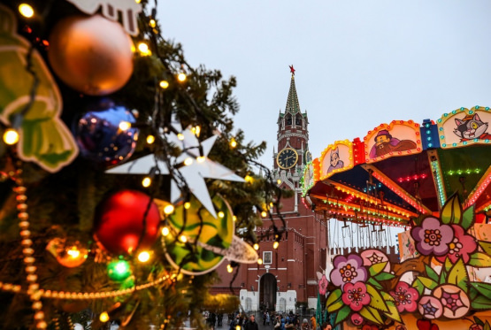 7 удивительных мест в Москве, куда стоит сходить с детьми в новогодние праздники - Вызов Деда Мороза и Снегурочки 2025-2026