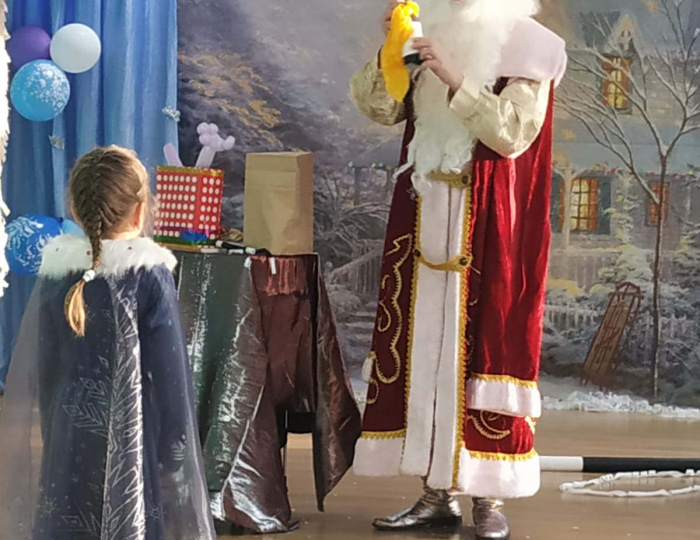 Волшебный Дед Мороз (фокусник с кроликом) и Снегурочка Волшебный Дед Мороз (фокусник с кроликом) и Снегурочка