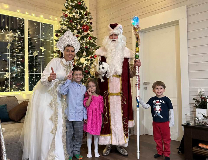 Волшебный Дед Мороз (фокусник с кроликом) и Снегурочка Волшебный Дед Мороз (фокусник с кроликом) и Снегурочка